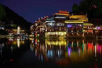 長沙出發(fā)到張家界天門山、玻璃棧道、鳳凰古城、鳳凰夜景往返二日游